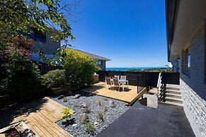 Ocean & Mountain Views 3-bedroom Home