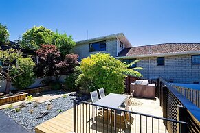 Ocean & Mountain Views 3-bedroom Home