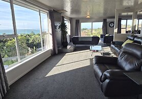 Ocean & Mountain Views 3-bedroom Home