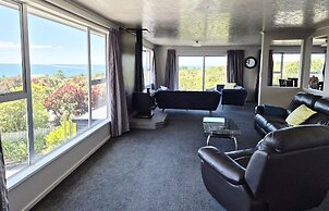 Ocean & Mountain Views 3-bedroom Home
