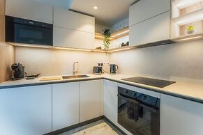 Official Mercury Suites With Rooftop Pool Access