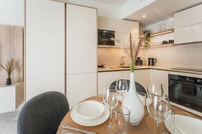 Official Mercury Suites With Rooftop Pool Access