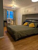Central Large House close to Heathrow