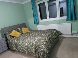Central Large House close to Heathrow