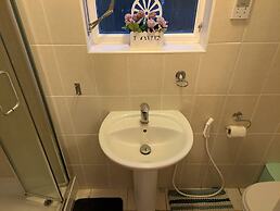 Central Large House close to Heathrow
