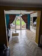 Central Large House close to Heathrow