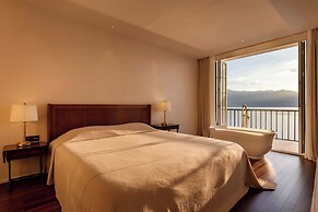 Dali Mountain and Lake View Hotel