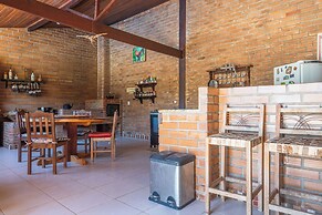 Casa com Piscina Churrasqueira e Garagem