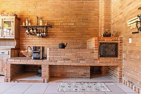 Casa com Piscina Churrasqueira e Garagem