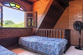 Casa com Piscina Churrasqueira e Garagem
