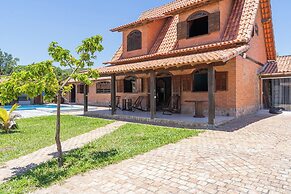 Casa com Piscina Churrasqueira e Garagem