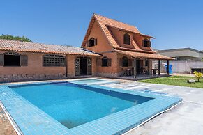 Casa com Piscina Churrasqueira e Garagem