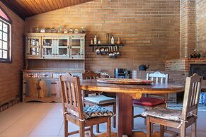 Casa com Piscina Churrasqueira e Garagem