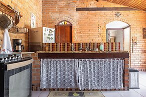 Casa com Piscina Churrasqueira e Garagem