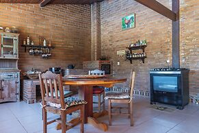 Casa com Piscina Churrasqueira e Garagem