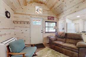 Secluded, Quiet Cabin in the Pines w/ Fire Pit