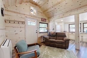 Secluded, Quiet Cabin in the Pines w/ Fire Pit
