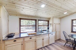 Secluded, Quiet Cabin in the Pines w/ Fire Pit
