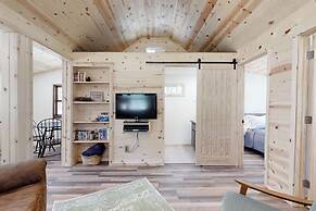 Secluded, Quiet Cabin in the Pines w/ Fire Pit