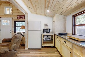 Secluded, Quiet Cabin in the Pines w/ Fire Pit
