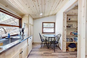 Secluded, Quiet Cabin in the Pines w/ Fire Pit
