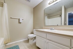 2 Mi to Arts & Design District: Retreat w/ Yard