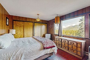 3BR Rustic Riverfront Home w/ Wood Stove