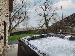 Godre'r Gyrn, Plas Moelfre Hall Barns