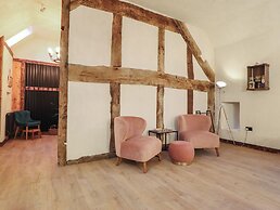 Godre'r Gyrn, Plas Moelfre Hall Barns