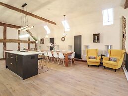 Godre'r Gyrn, Plas Moelfre Hall Barns