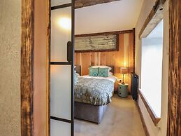Godre'r Gyrn, Plas Moelfre Hall Barns