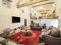Godre'r Gyrn, Plas Moelfre Hall Barns