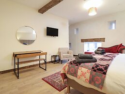 Godre'r Gyrn, Plas Moelfre Hall Barns