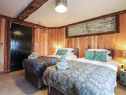 Godre'r Gyrn, Plas Moelfre Hall Barns