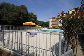 Bright Flat in Rosolina With Shared Pool