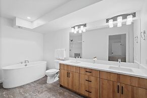 Luxurious Large 3 Bedroom Loft Saskatchewan Drive