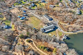 Rustic Lakefront Studio w Deck Workspace