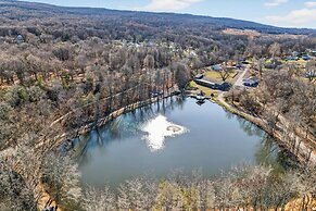 Rustic Lakefront Studio w Deck Workspace