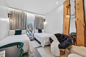 Rustic Lakefront Studio w Deck Workspace