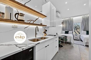 Rustic Lakefront Studio w Deck Workspace