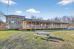 Rustic Lakefront Studio w Deck Workspace