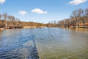 Rustic Lakefront Studio w Deck Workspace