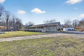 Rustic Lakefront Studio w Deck Workspace