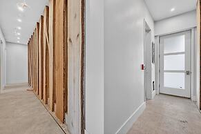 Rustic Lakefront Studio w Deck Workspace