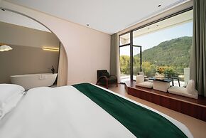 Bright Moon Valley Smart Hotel