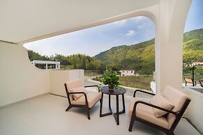 Bright Moon Valley Smart Hotel