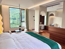 Bright Moon Valley Smart Hotel