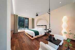 Bright Moon Valley Smart Hotel