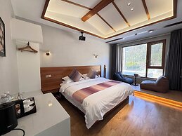 Bright Moon Valley Smart Hotel
