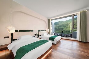Bright Moon Valley Smart Hotel